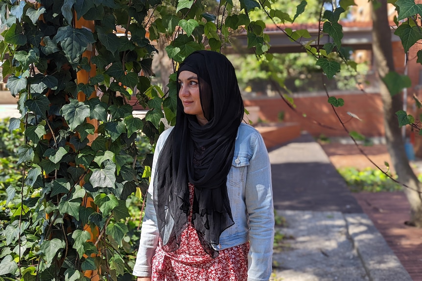 A portrait of Anam Irshad surrounded by greenery at Curtin University. 