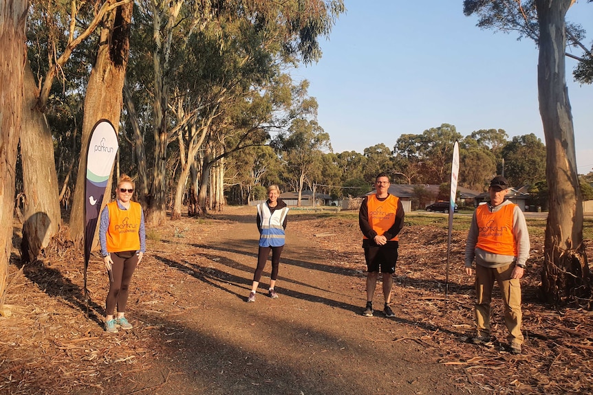 Quatre bénévoles de parkrun posant pour une photo. 