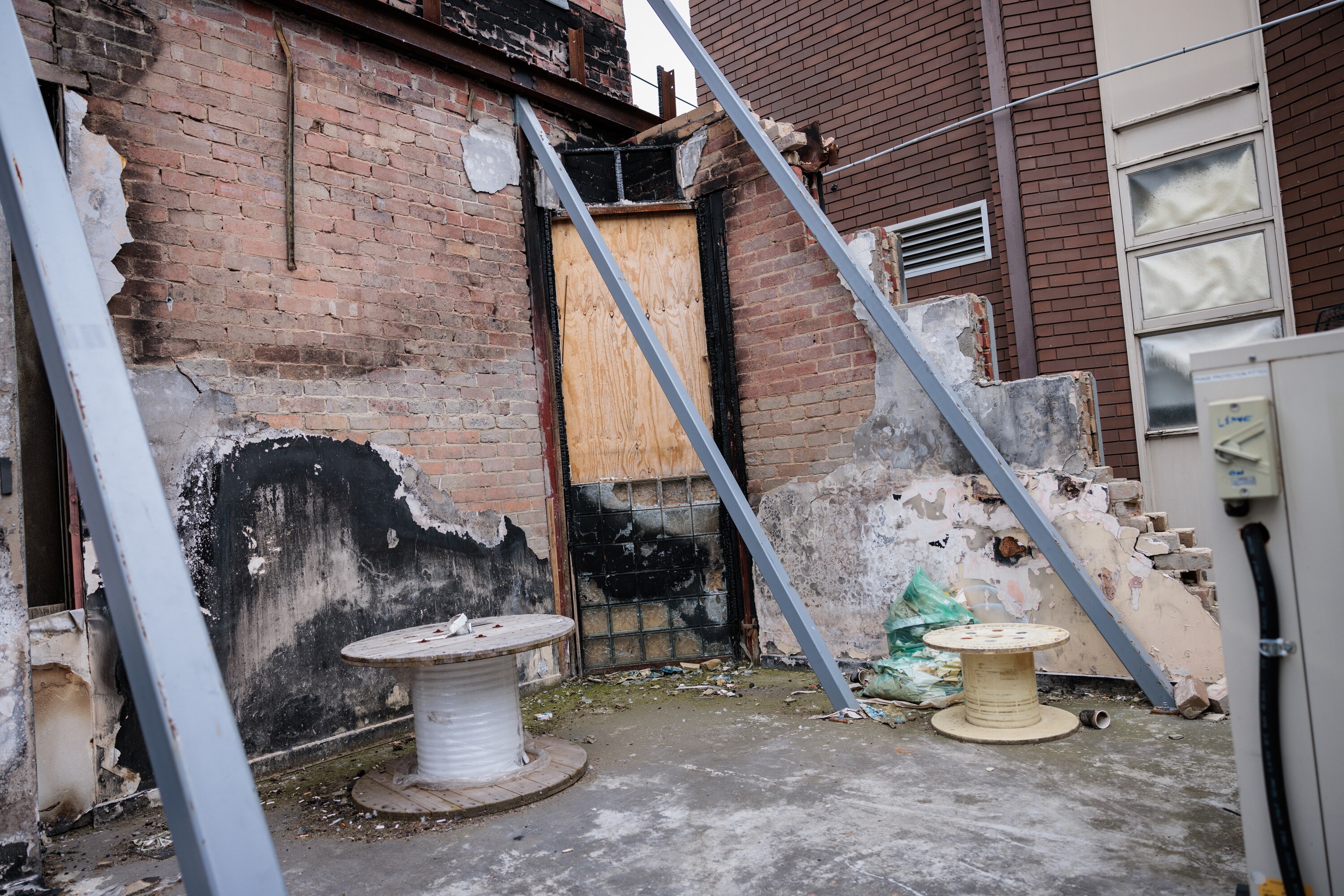 El interior de un edificio incendiado.