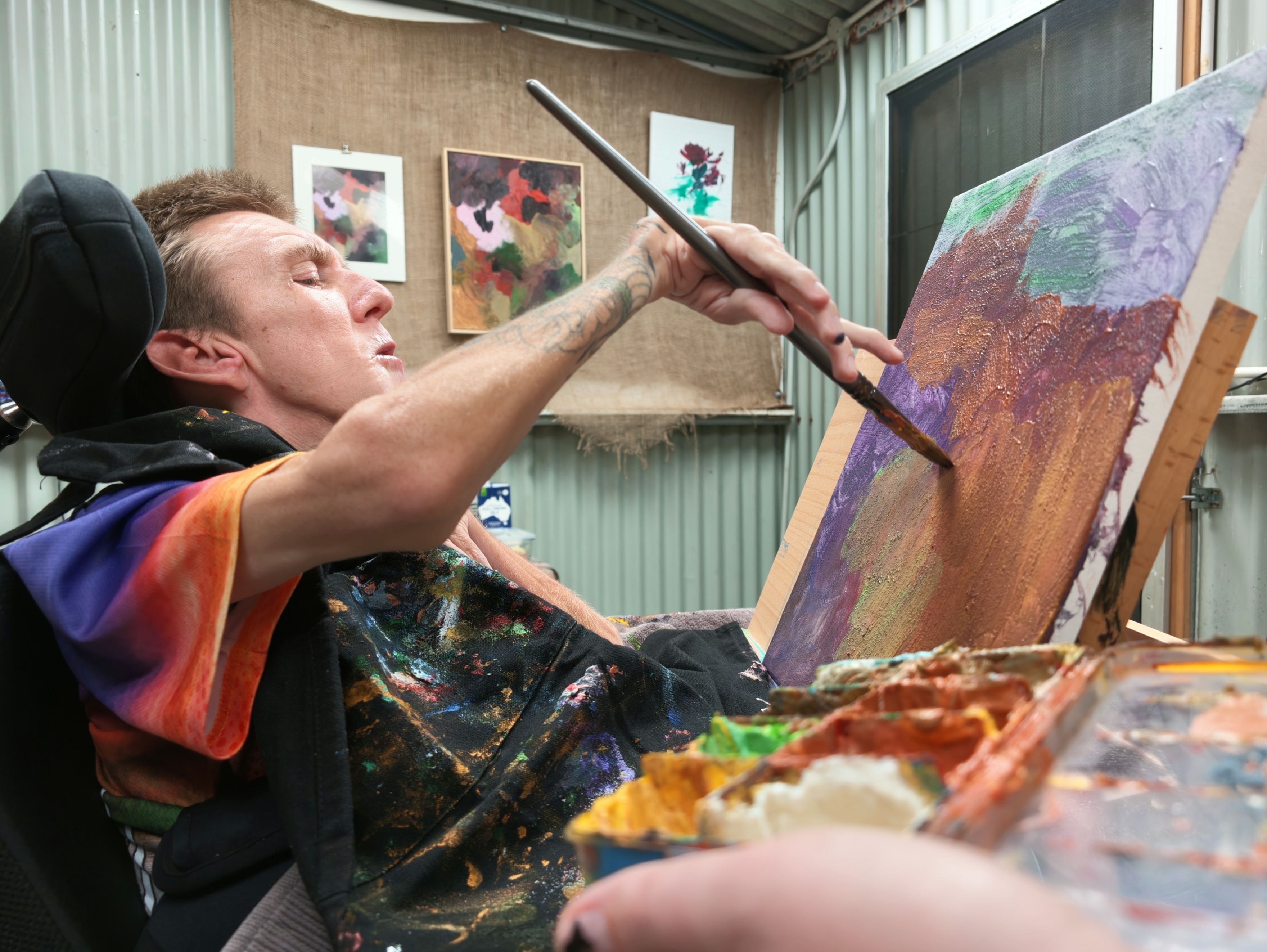 WA artist with cerebral palsy finds voice through painting
