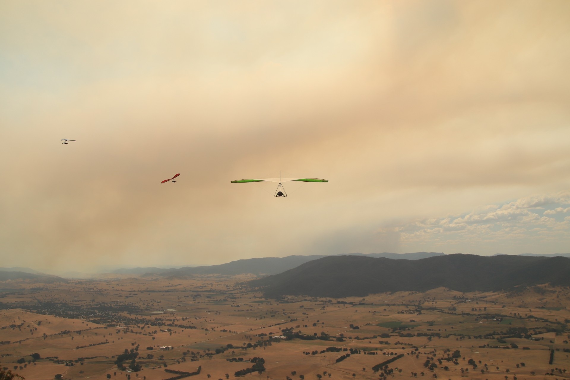 Asas-delta voam em céus esfumaçados