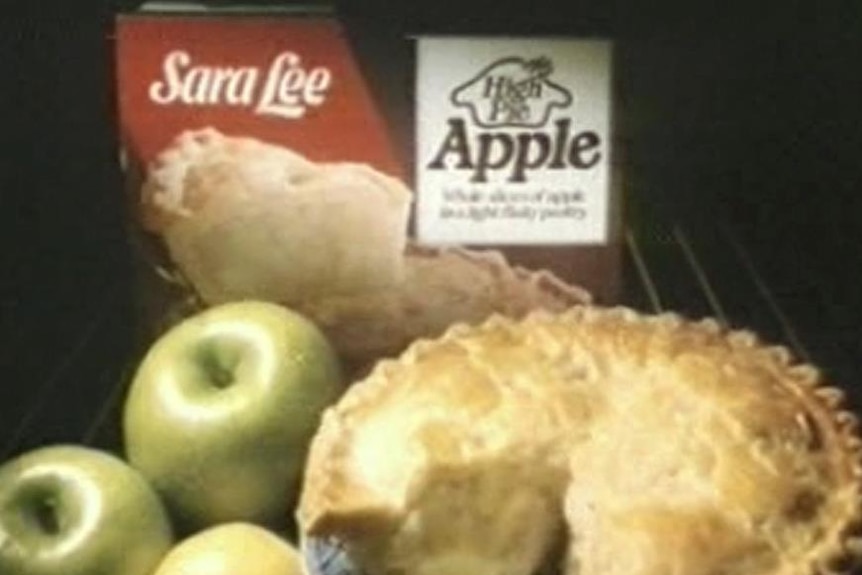 An old ad for a Sara Lee apple pie, with green apples, a Sara Lee box and a pie.