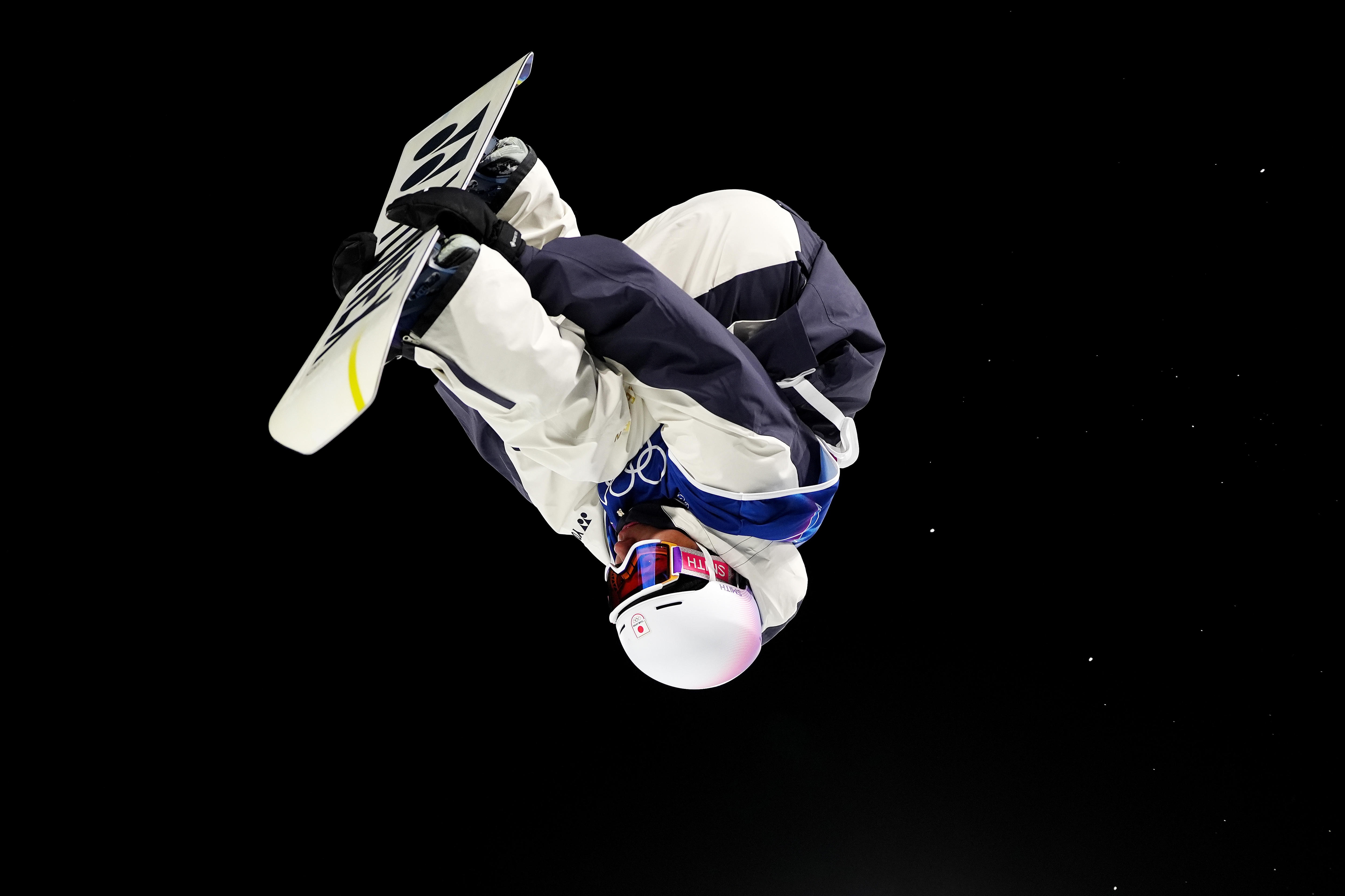 Ruka Hirano se sienta boca abajo sobre su tabla de snowboard