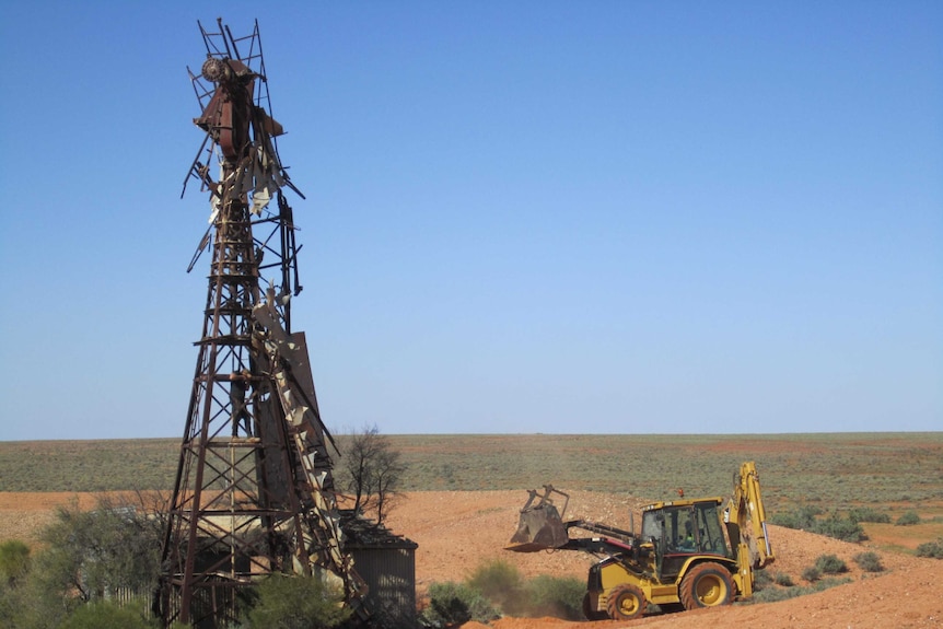 Recovery for Comet windmill begins