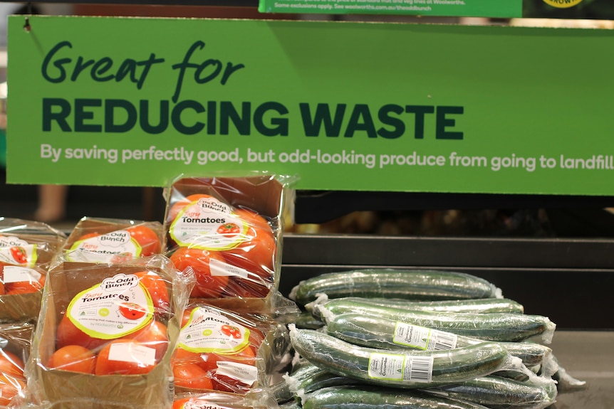 Овощи, завернутые в пластик, в супермаркете