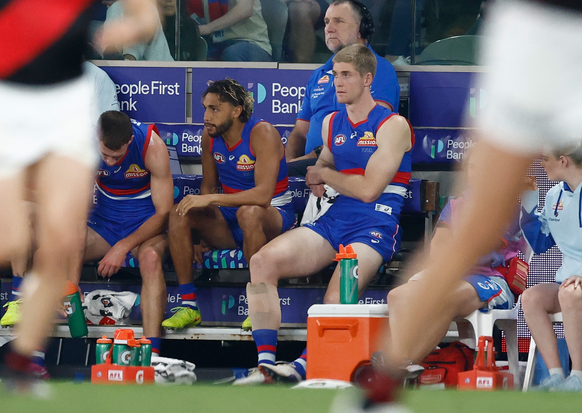 Live: Battered Bulldogs host Freo as Showdown bragging rights go on the line