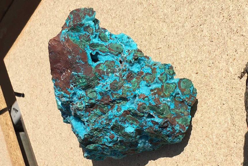 Un gran trozo de roca azul brillante que es cobre nativo de la mina Sandfire, WA.