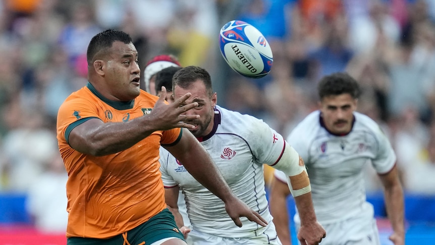 Taniela Tupou passes the ball