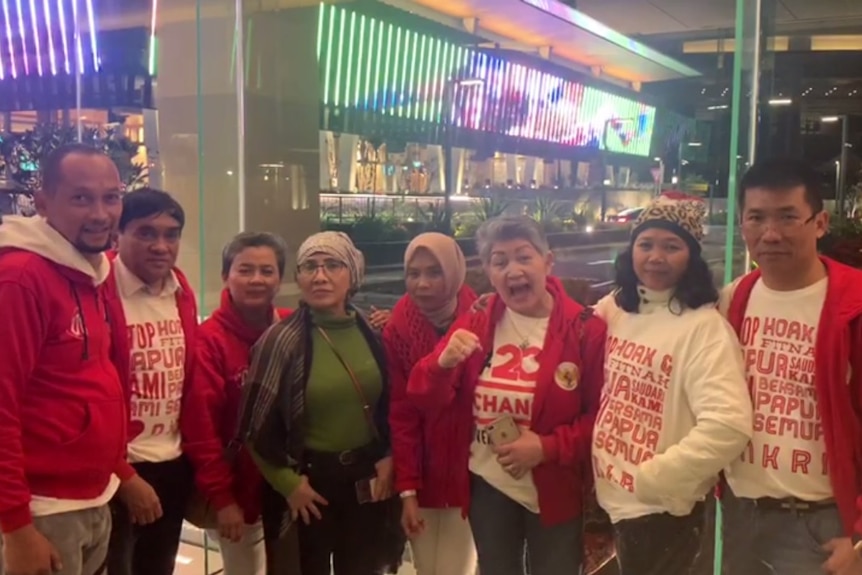Indonesians in Sydney wearing a shirts which translates to "stop spreading hoaxes".