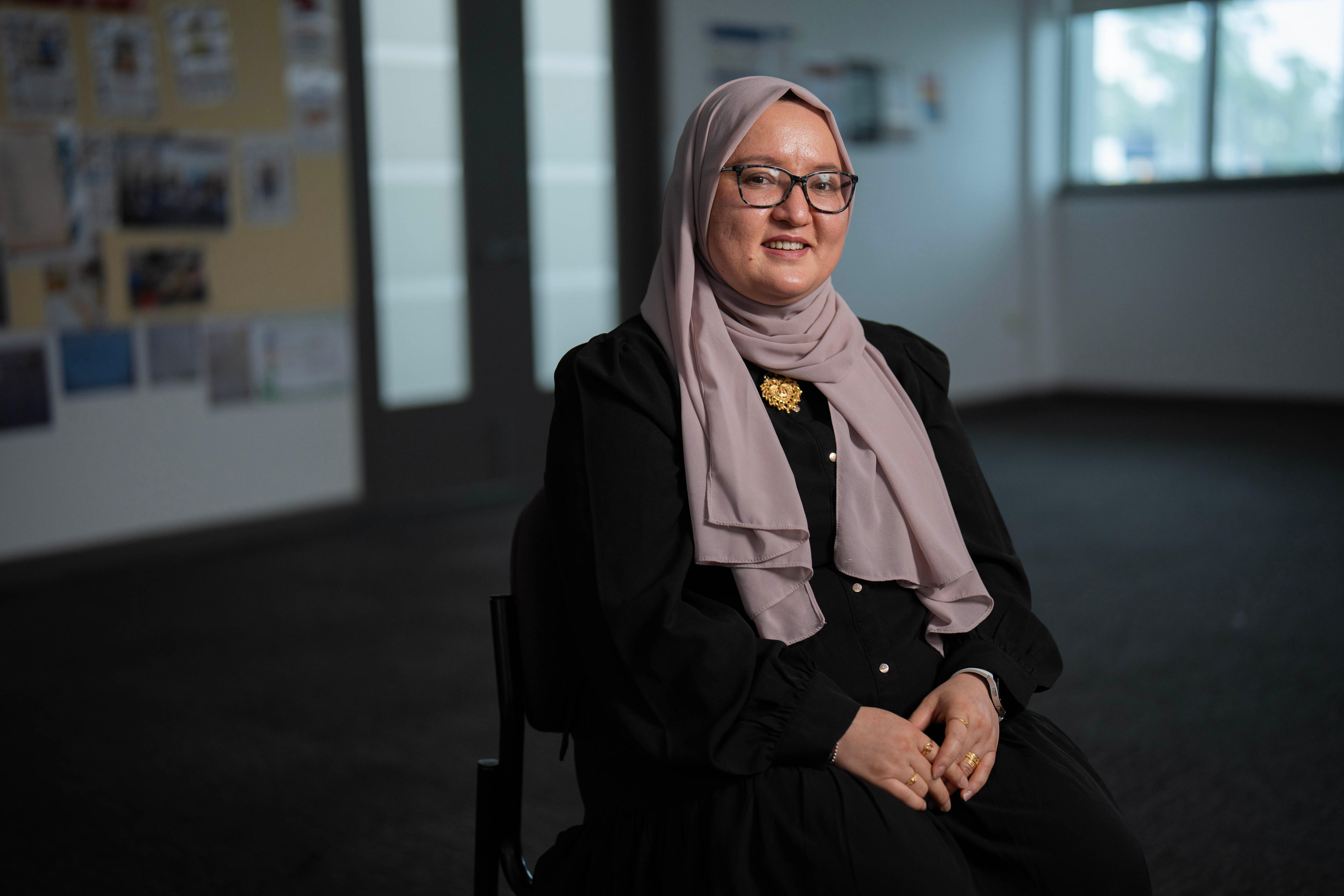Najma Ahmadi sonríe a la cámara mientras está sentada.