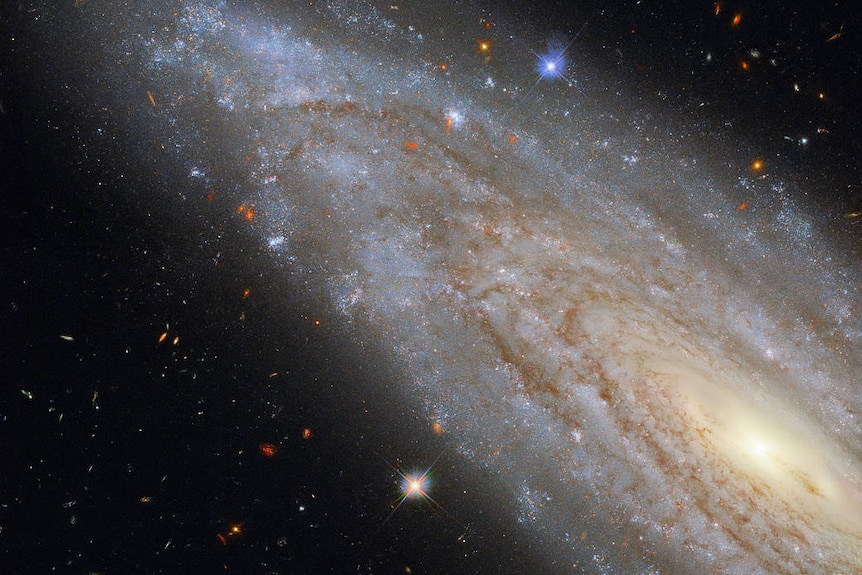 Imagen de una galaxia espiral con un centro brillante.
