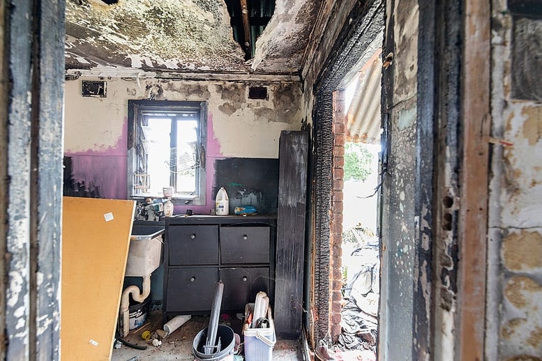 Interior de una casa dañada por el fuego.