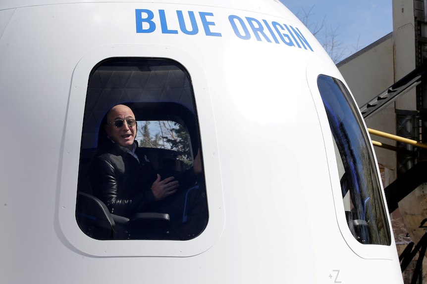 Jeff Bezos in una capsule Blue Origin