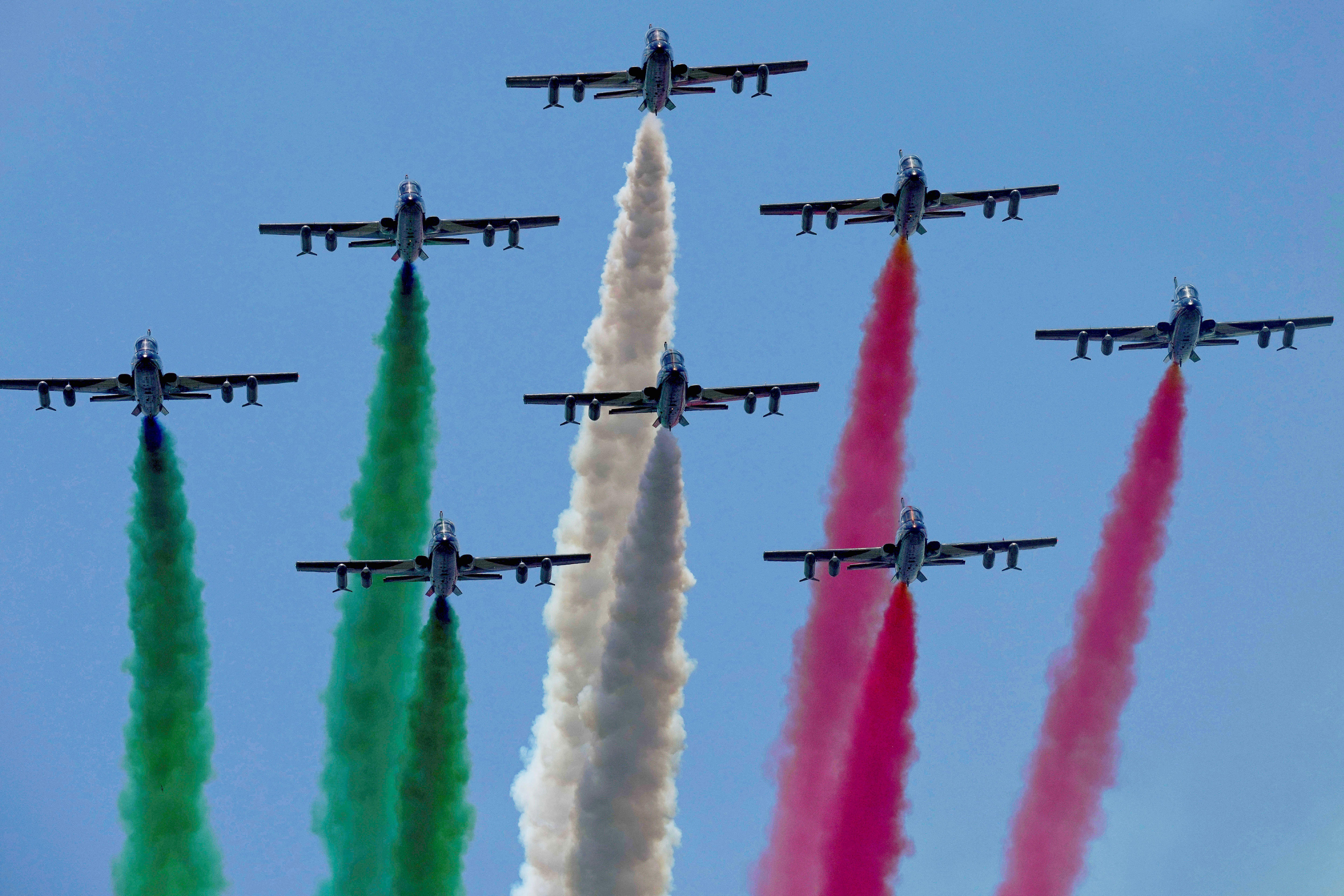 Flyover flusters Alex de Minaur, before he recovers to win in Rome