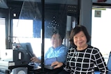 公共汽车驾驶员库苏马先生（左）和母亲（右）在悉尼。