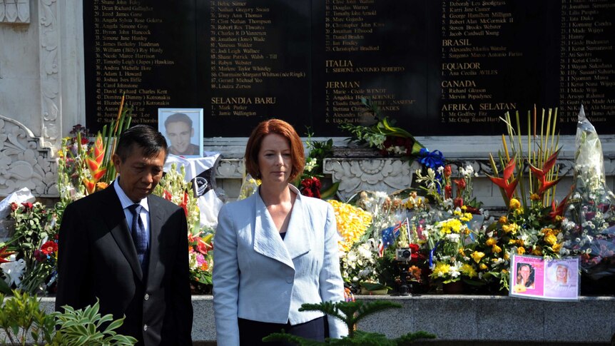 Gillard and Bali governor visit bombing site