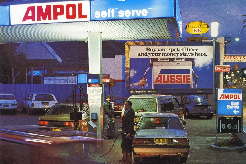 Une photo historique d'une station-service Ampol.