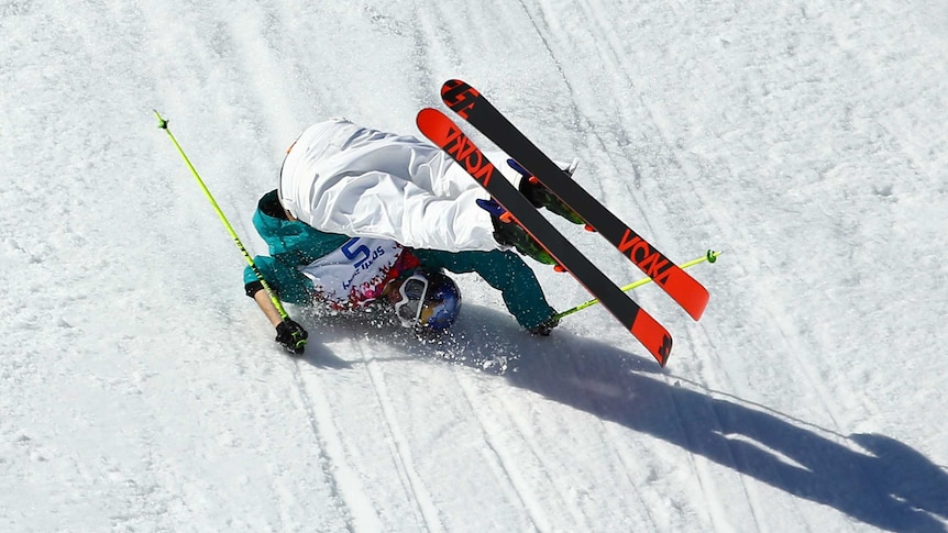 Russell Henshaw crashes in slopestyle final