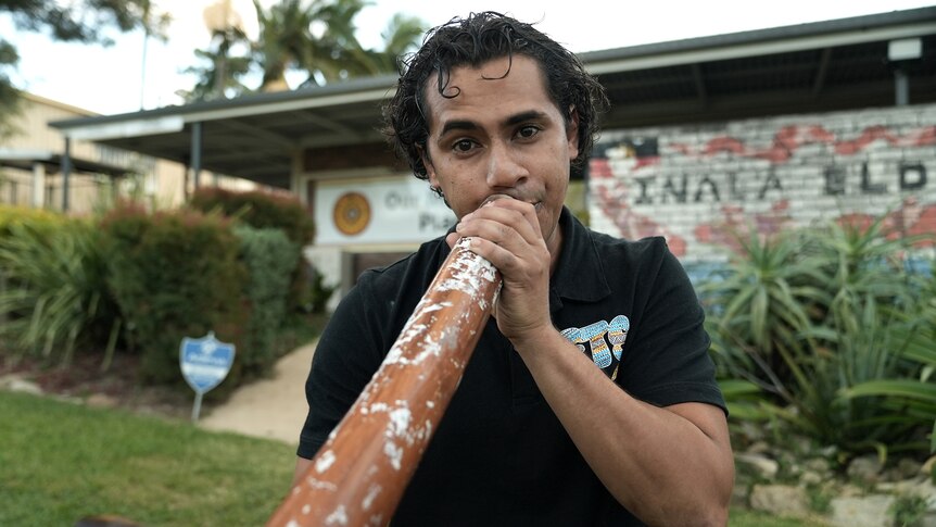 Jahmarley Dawson plays a didgeridoo