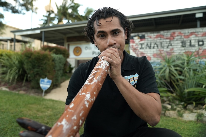 Jahmarley Dawson plays a didgeridoo
