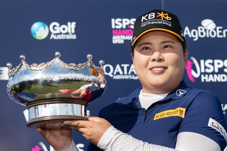 Inbee Park holds up a trophy and smiles