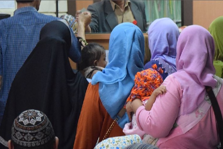 Crowds at a Jakarta clinic