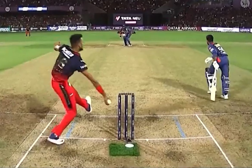 A screencapture of a bowler attempting and failing to run out a batter in the Indian Premier League.