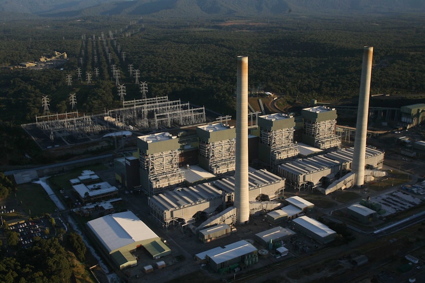 Una fotografía aérea de una central eléctrica de carbón rodeada de arbustos australianos.