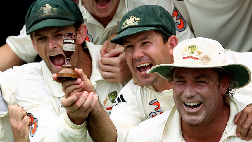 Adam Gilchrist, Ricky Ponting and Shane Warne hold the replica Ashes Urn in 2006.