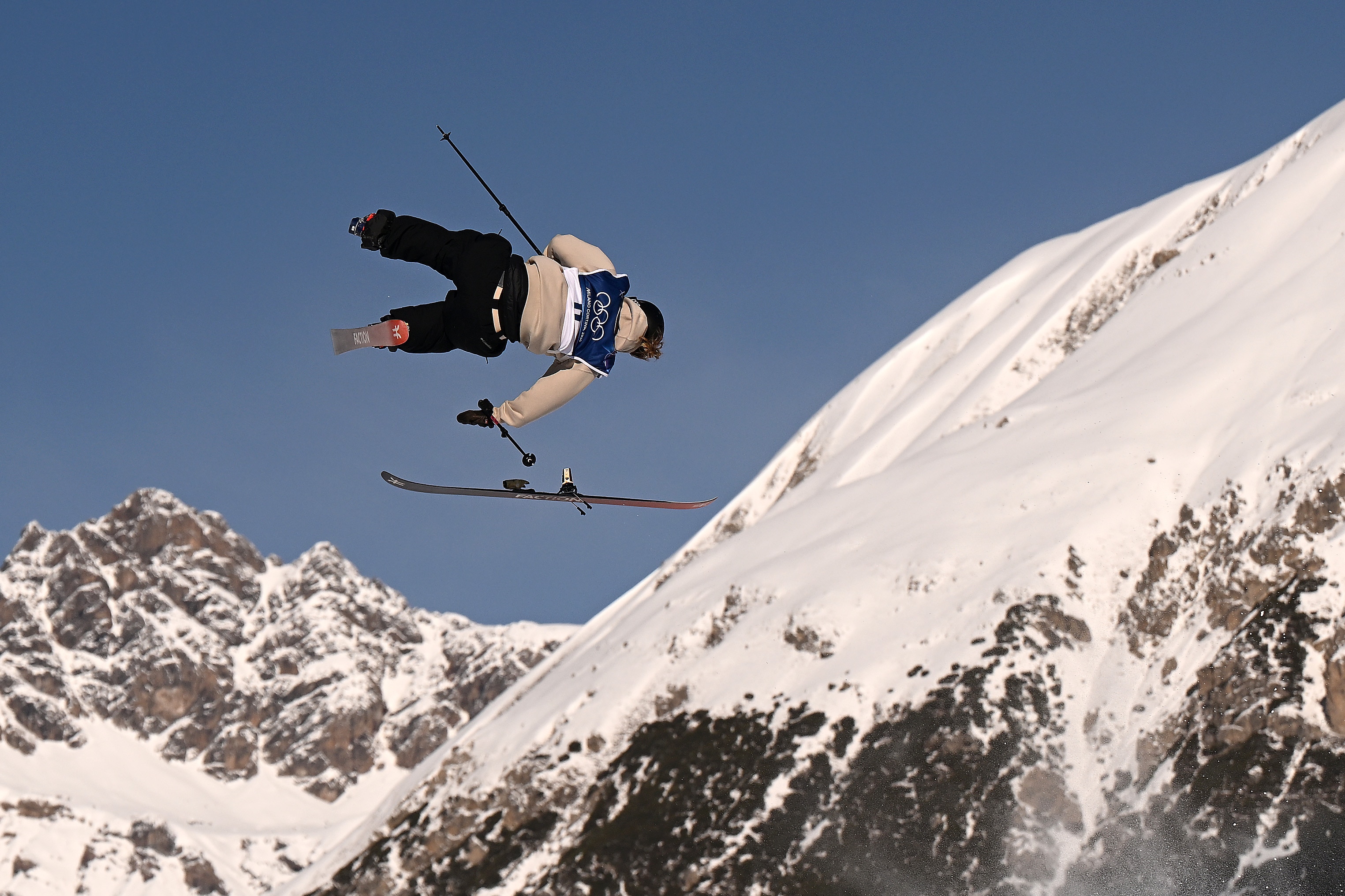 Sarah Hoefflin perde um esqui enquanto competia nos Jogos Olímpicos de Inverno de 2026.