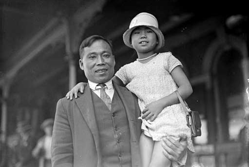 Kwong Sing Wah and his daughter Su outside the Ambassadors Theatre in 1929.