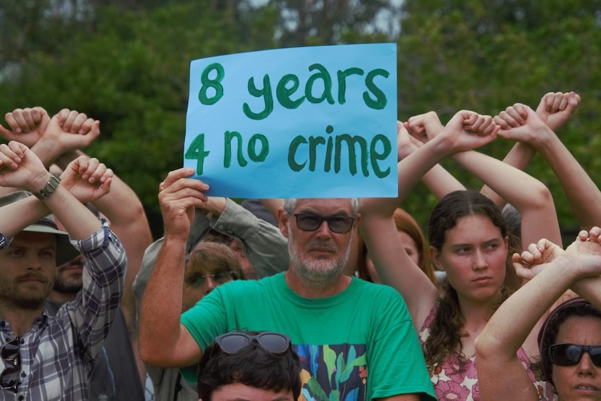 Un certain nombre d'habitants de Darwin ont protesté contre la détention de réfugiés à l'extérieur de l'hôtel, tenant des pancartes comme 8 ans, pas de crime