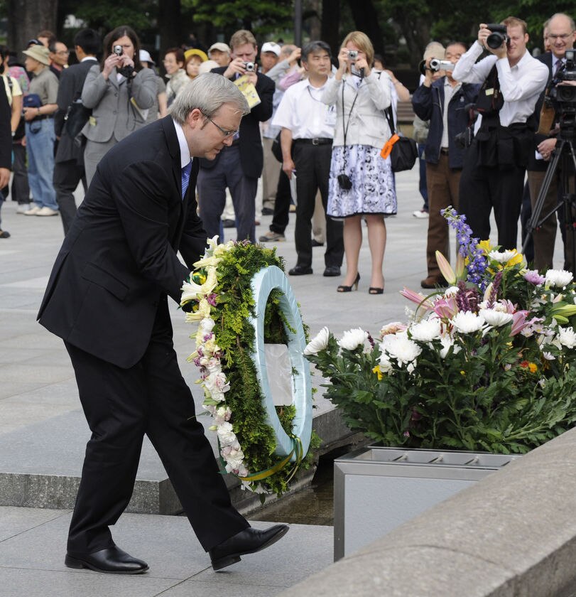Rudd lays wreath for Hiroshima victims - ABC News