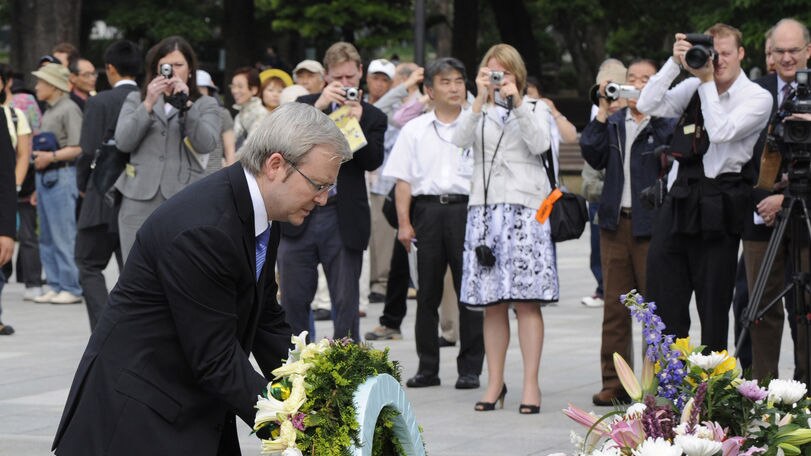 Kevin Rudd visits Hiroshima memorial