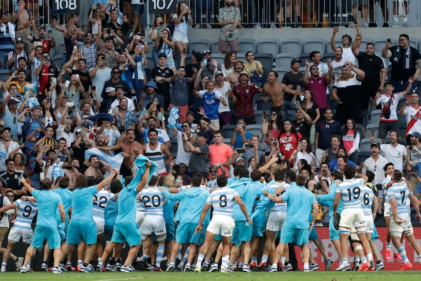 Argentina players wave to their supporters as they celebrate after the Tri-Nations rugby test between Argentina and New Zealand