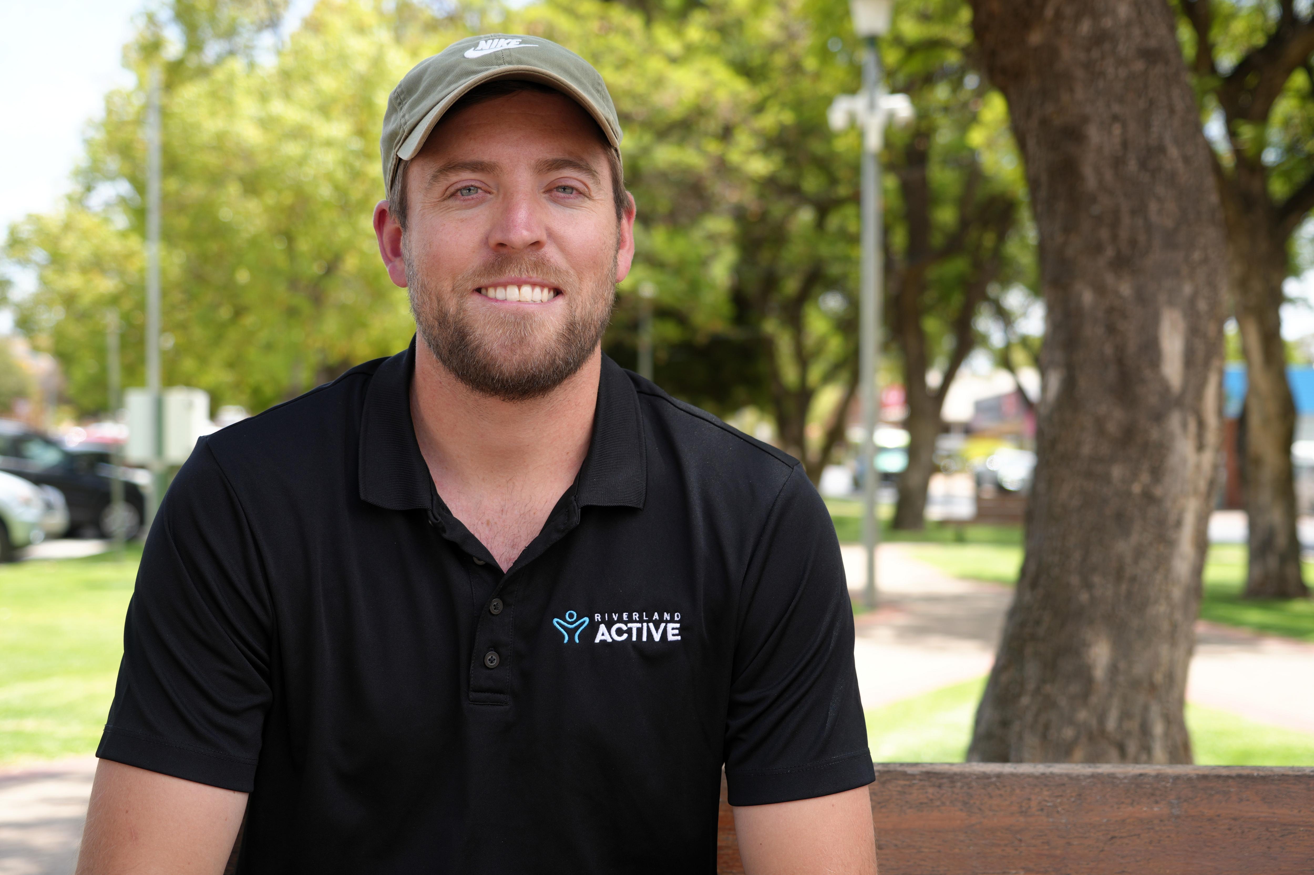 un hombre sonriendo a la cámara 