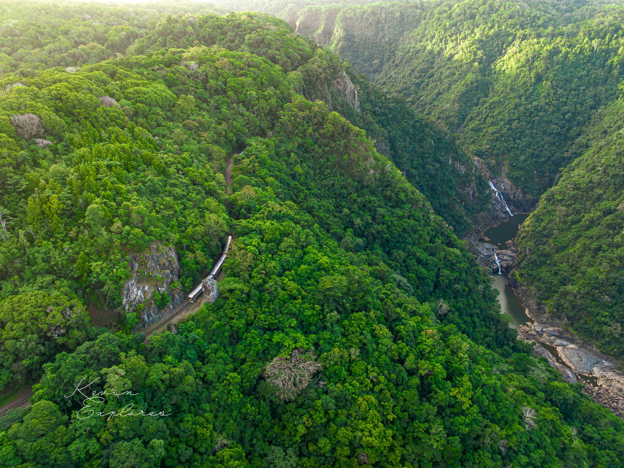 Entrena en la selva tropical con una cascada.