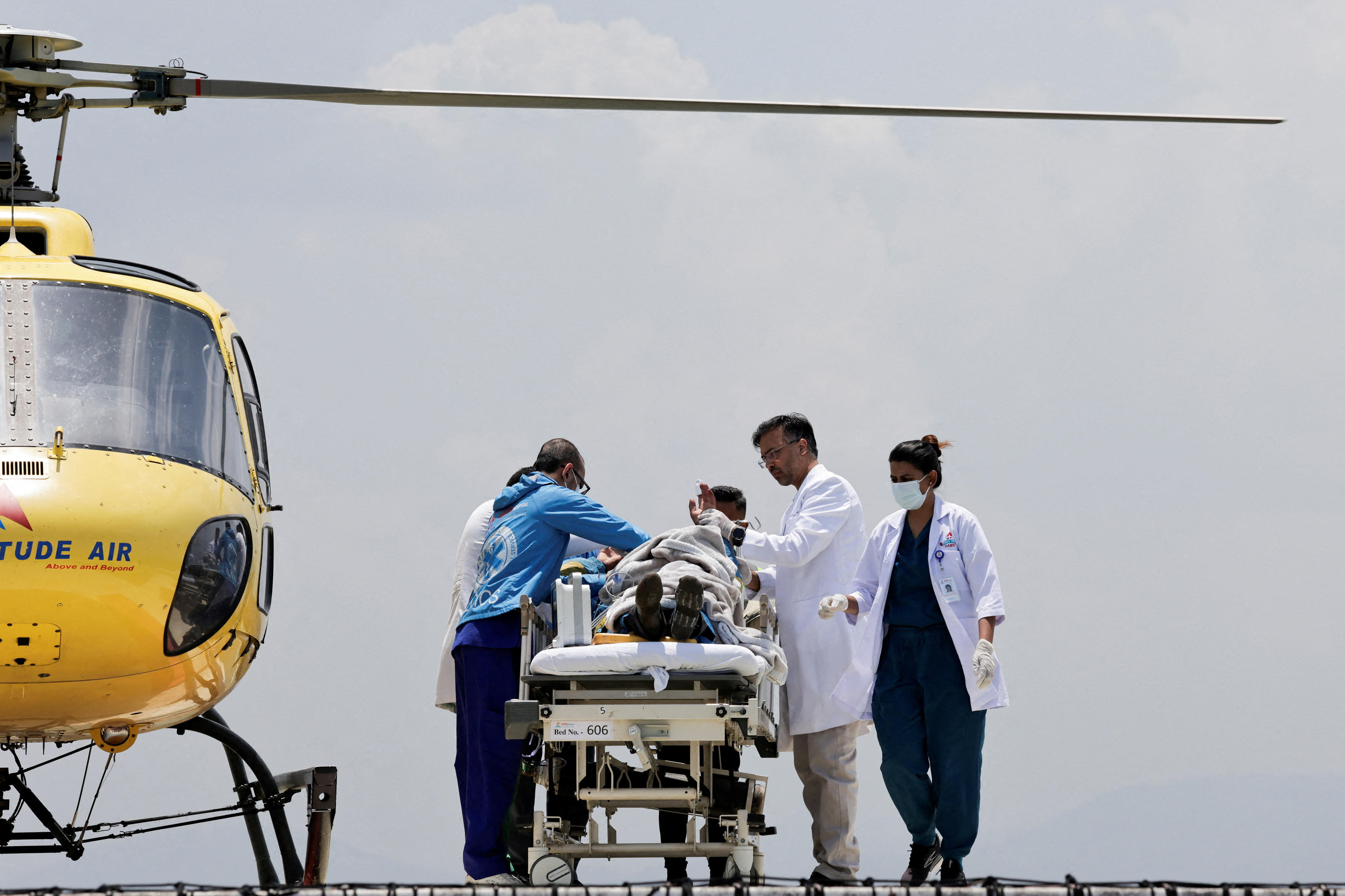 Man presumed dead survives week on Mount Everest without food or oxygen