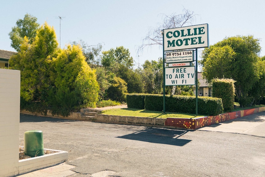 A sign says "Collie Motel" and "free to air TV, wifi".