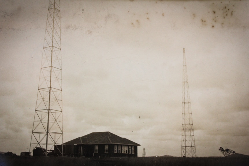 Black and white 1930s photo of small building and two large spindly towers - 4RK's original site at Gracemere.