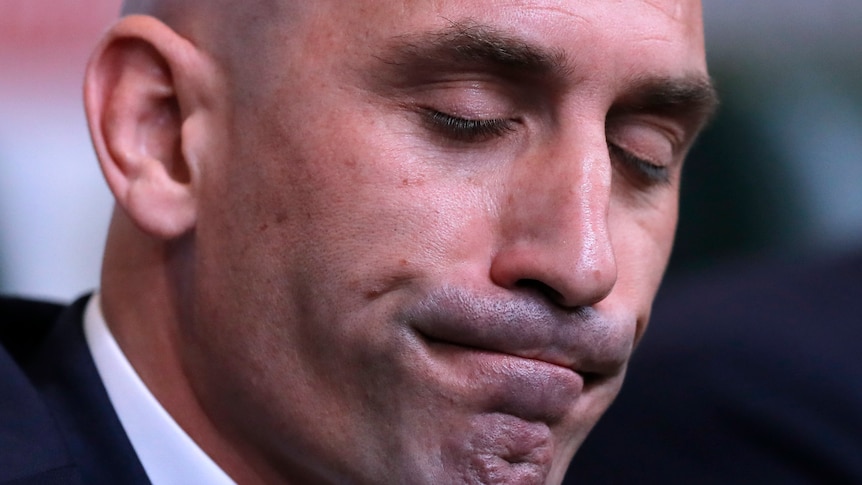 Spanish football president Luis Rubiales will not resign over kiss scandal  - ABC News