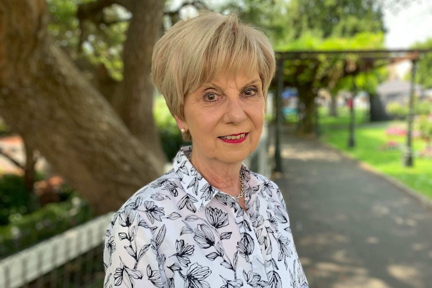 La alcaldesa de Mount Gambier, Lynette Martin, se encuentra en un sendero