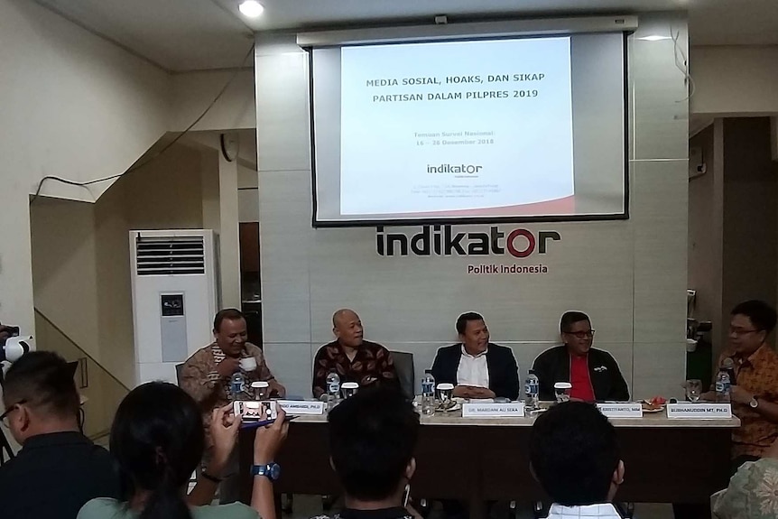 Dari kiri ke kanan: Dodi Ambardi, Muhammad Dahlan, Mardani Ali Sera, Hasto Kristiyanto, Burhanuddin Muhtadi.