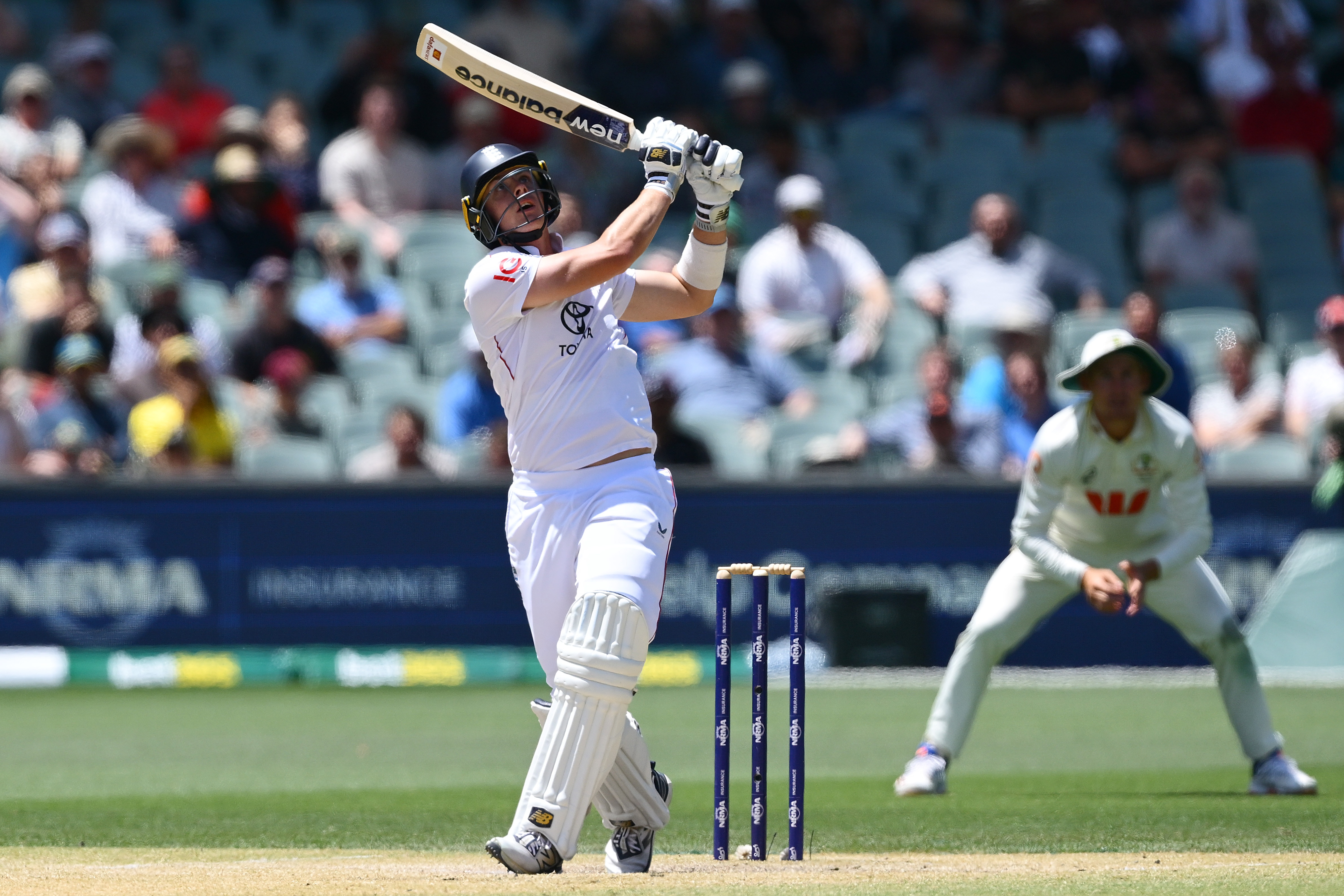 El bateador de Inglaterra Jamie Smith observa cómo la pelota se aleja de su borde superior.