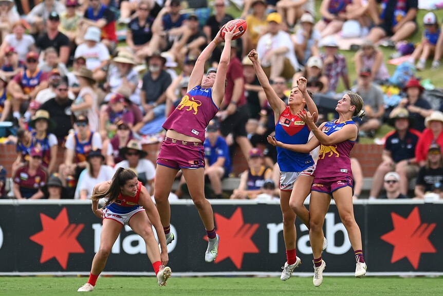 Dakota Davidson takes a contested mark in the 2022 AFLW Grand Final against Melbourne