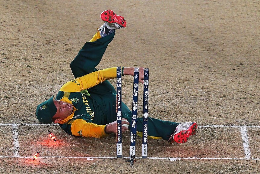AB de Villiers tumbles as he attempts a runout