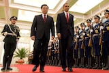Chinese President Hu Jintao (2nd L) escorts US President Barack Obama past an honour guard