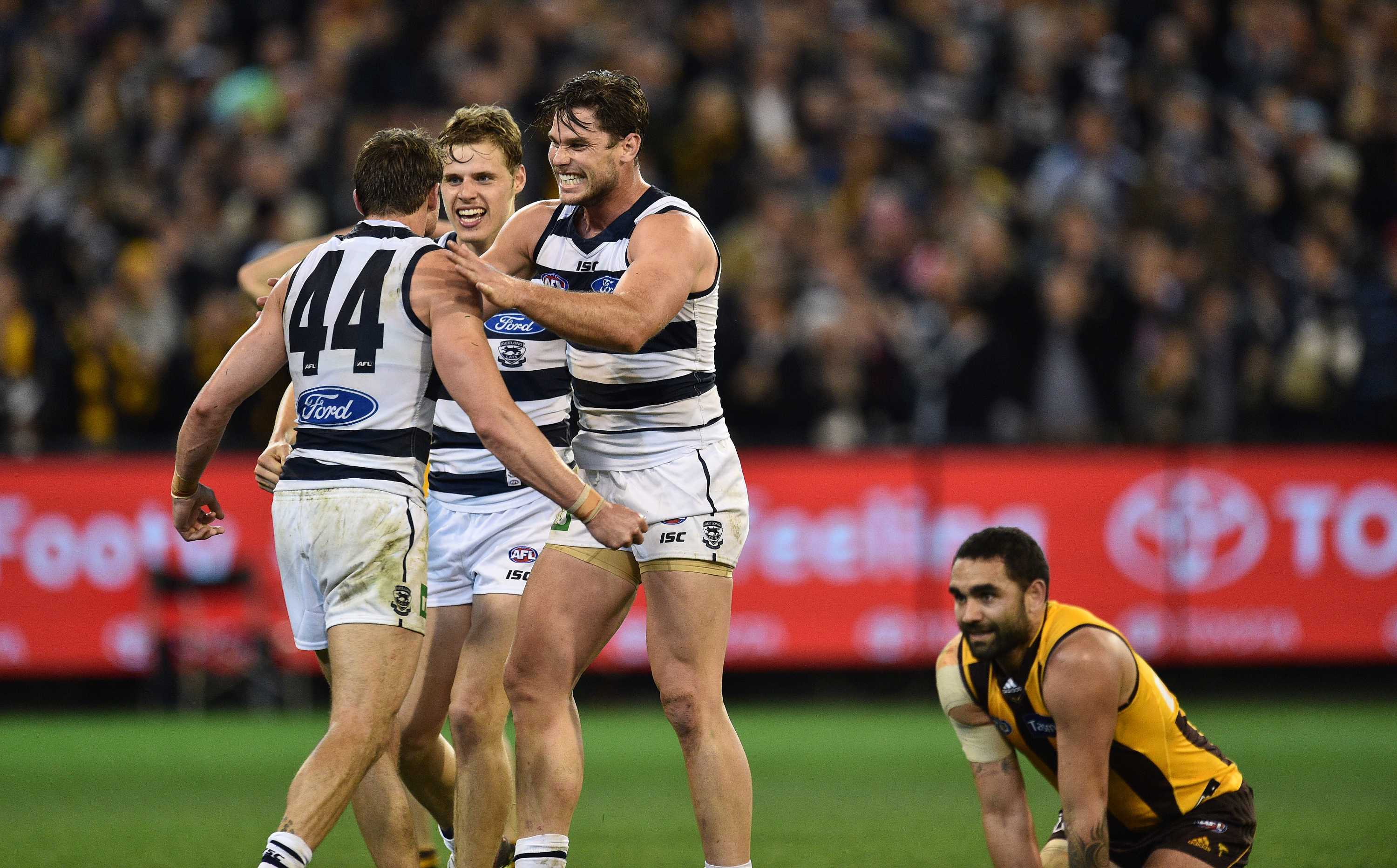 Afl Finals Geelong Cats Beat Hawthorn Hawks By Two Points As Isaac Smith Misses Post Siren Shot Abc News