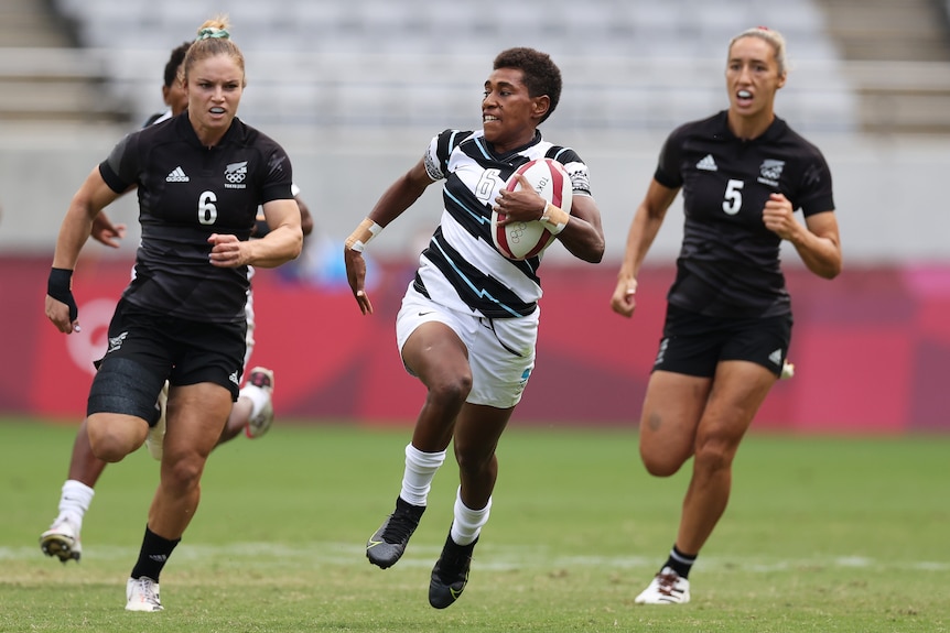 Reapi Ulunisau runs with the ball under her arm