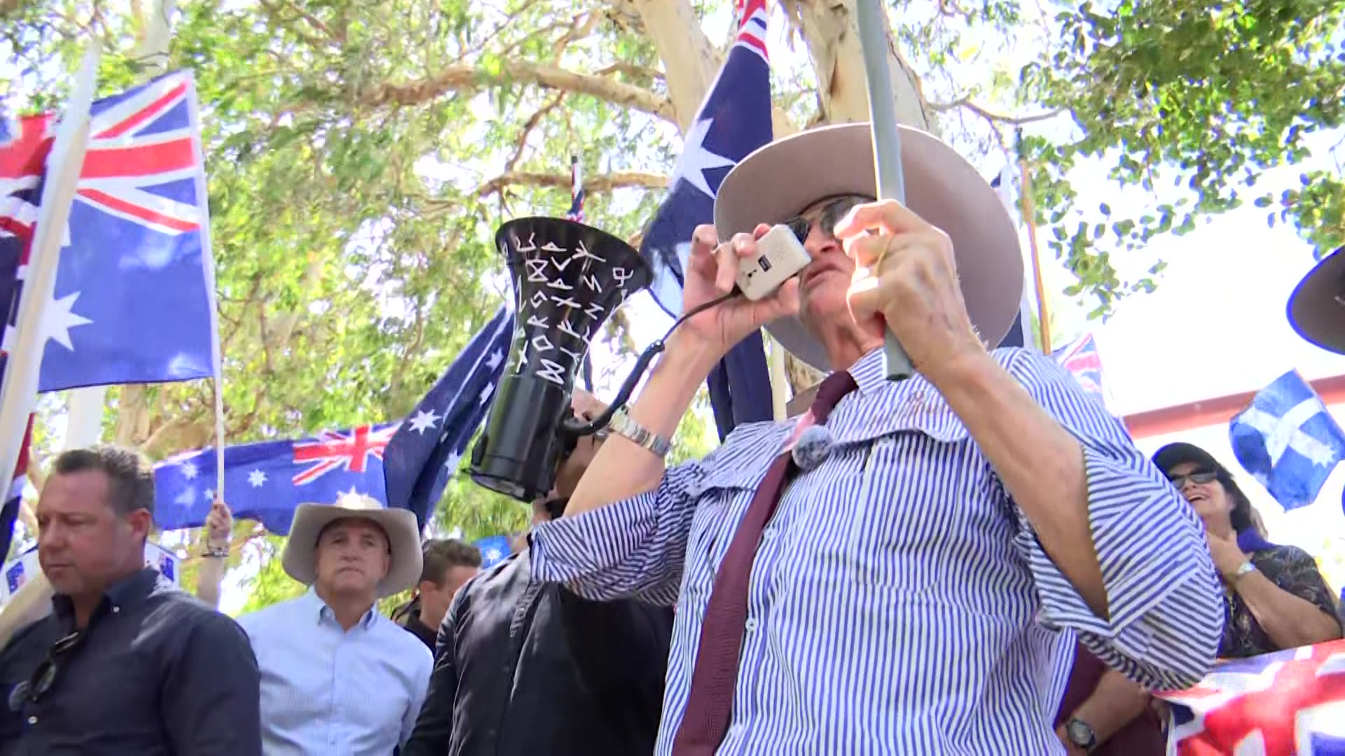 Bob Katter fala em um megafone.